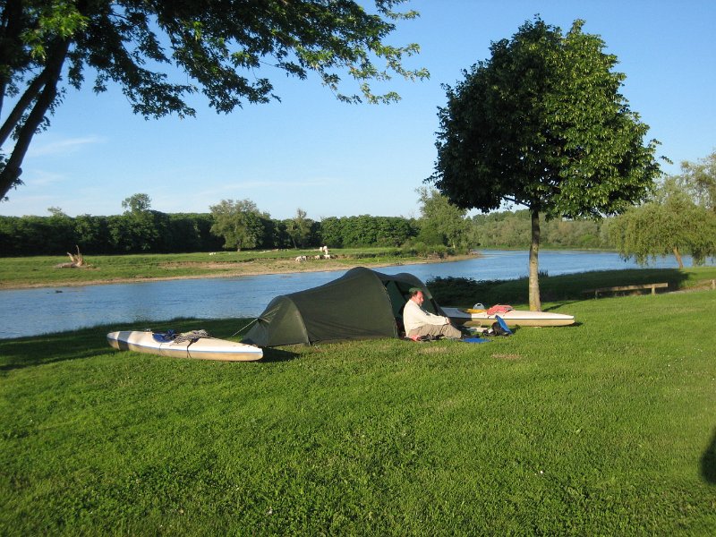 20060527_184_Diou_camping.JPG - De volgende dag (zaterdag 27 mei) is de eerste trekdag. De rivier stroomt snel, we doen de eerste dag meteen al 30 kilometer. We stoppen in Diou, op een camping die officieel pas op 15 juni open gaat. Mooi terrein, gras gemaaid, douches en WC's al open, wie maalt erom dat er geen beheerder is die geld komt innen?