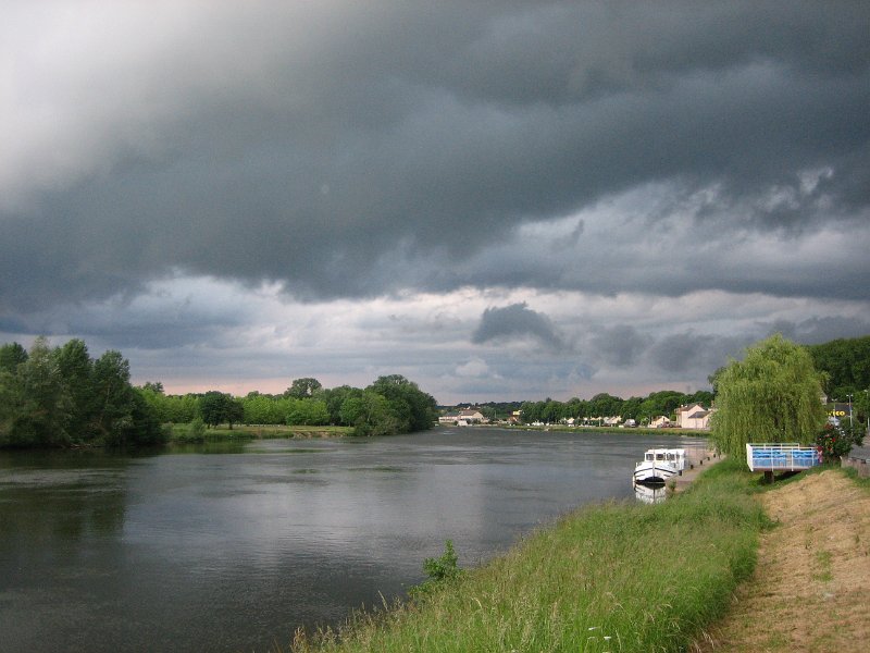 20060529_200_regen.JPG - Een bui boven Decize. 