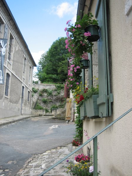 20060602_248_la_Charite.JPG - Goede beslissing. Inderdaad een lief plaatsje met veel bloemen, zowel gekweekt ...