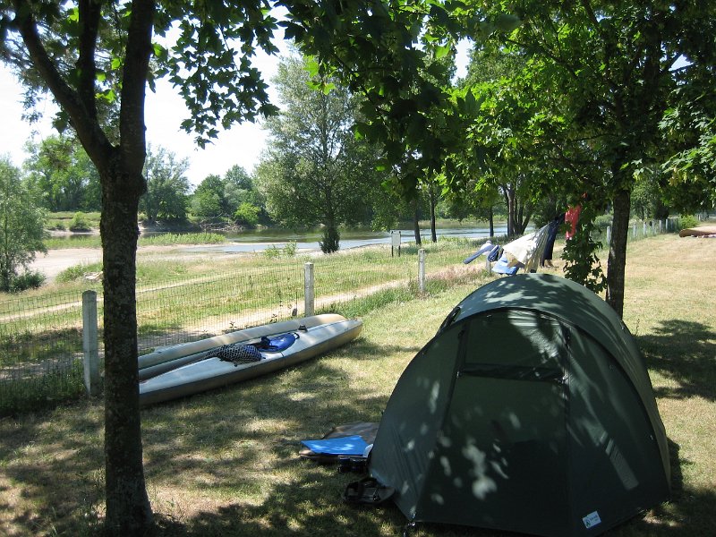 20060606_318_Sully_camping.JPG - Maandag 5 juni. Tweede pinksterdag. Een korte etappe, naar Sully. Toch weer regenbuien, en een enorme overdraag bij de kerncentrale van Dampierre. Bovendien lijkt de camping in Sully van de aardbodem verdwenen ... nee, hij is verplaatst, een paar kilometer stroomafwaarts. "Le jardin de Sully" en, inderdaad,, men komt uit de wijde omgeving recreëren. Maar het trekkersveldje is rustig.