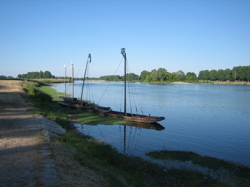 20060610_358_Beaugency_Loireboten.JPG - Nog meer Loireboten. Ieder stadje hier zijn eigen boten. Maar er lijkt niet veel mee te gebeuren.