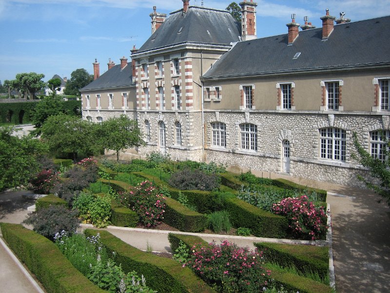 20060612_383_Blois_mooi_gebouw_en_tuin.JPG - Een herenhuis in Blois.