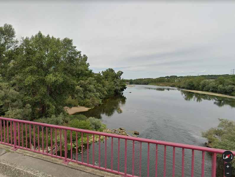 Imphy_HierSloegIkOm.png - Dit is de brug van Imphy. Frankrijk hè? Nieuwe brug gebouwd, oude gewoon in het water laten lazeren. Stuw, nieuwe brug, resten van de oude brug. Zo van bovenaf ziet het er best rustig uit, maar er staat een verraderlijke neer. Hier sloeg Jan om! We hebben goed gepakt: het enige dat we kwijt zijn is de ring van het kompas. Op het strandje erachter droge kleren aangetrokken.