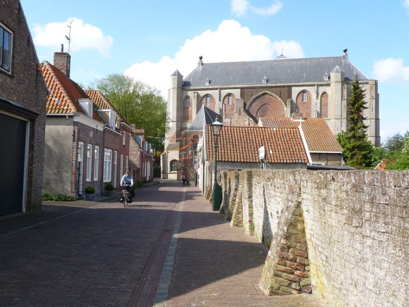 P1030190.JPG - Nanette voor de grote kerk in Veere.