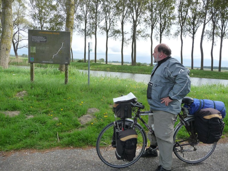 P1030221.JPG - In Sluis zijn we aan het eind van  het Nederlandse deel van de LF1. De route gaat rechtdoor, wij gaan linksaf, de zuidkant van Nederland langs.