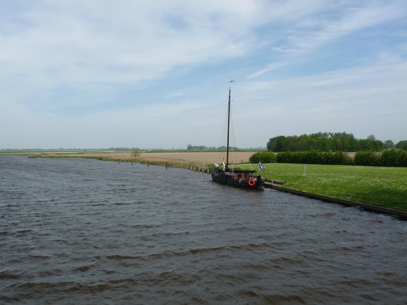 P1070859.JPG - Aan de palen op het Reitdiep. 