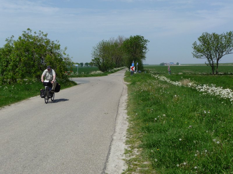 P1070877.JPG - Het land wordt heel, heel vlak, en de wind draait mee tegen, als je begrijpt wat ik bedoel