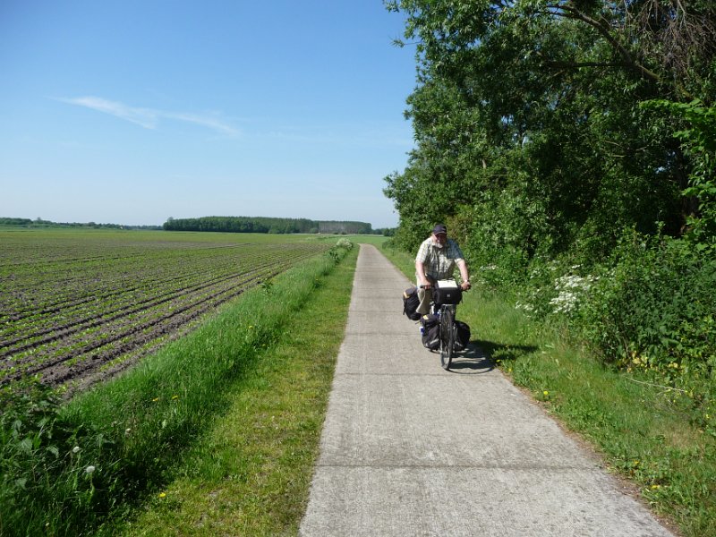 P1070929.JPG - Maar uiteindelijk rijden we einden door de afgegraven veenkoloniën. Saai, maar tenminste wind mee en mooie fietspaden.
