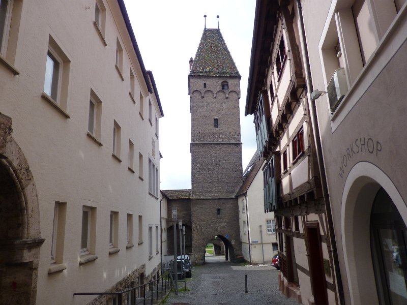 050-UlmMetzgerturm.JPG - De Metzgerturm staat scheef. Die hele wijk, het Fischerviertel, staat scheef!