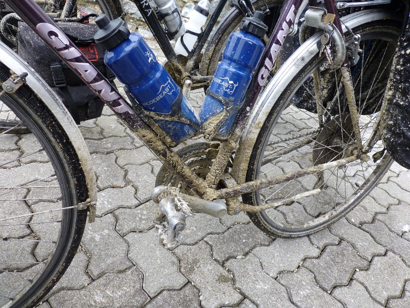 074-modderfietsenEining.JPG - De fietsen hebben het zwaar te verduren. Hoe goed we ze ook afspoelen en invetten, mijn derailleur zal blijven piepen tot en met Passau. Pas thuis krijgen we ze weer schoon 