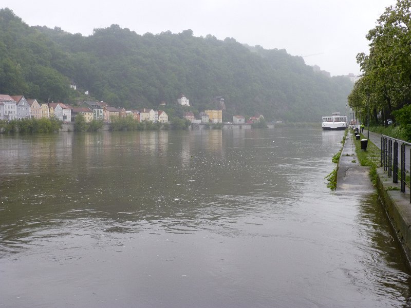 124-HoogwaterPassau.JPG - Hoogwater in Passau. Nog geen zes uur later zou dit dijkje al helemaal onder water staan