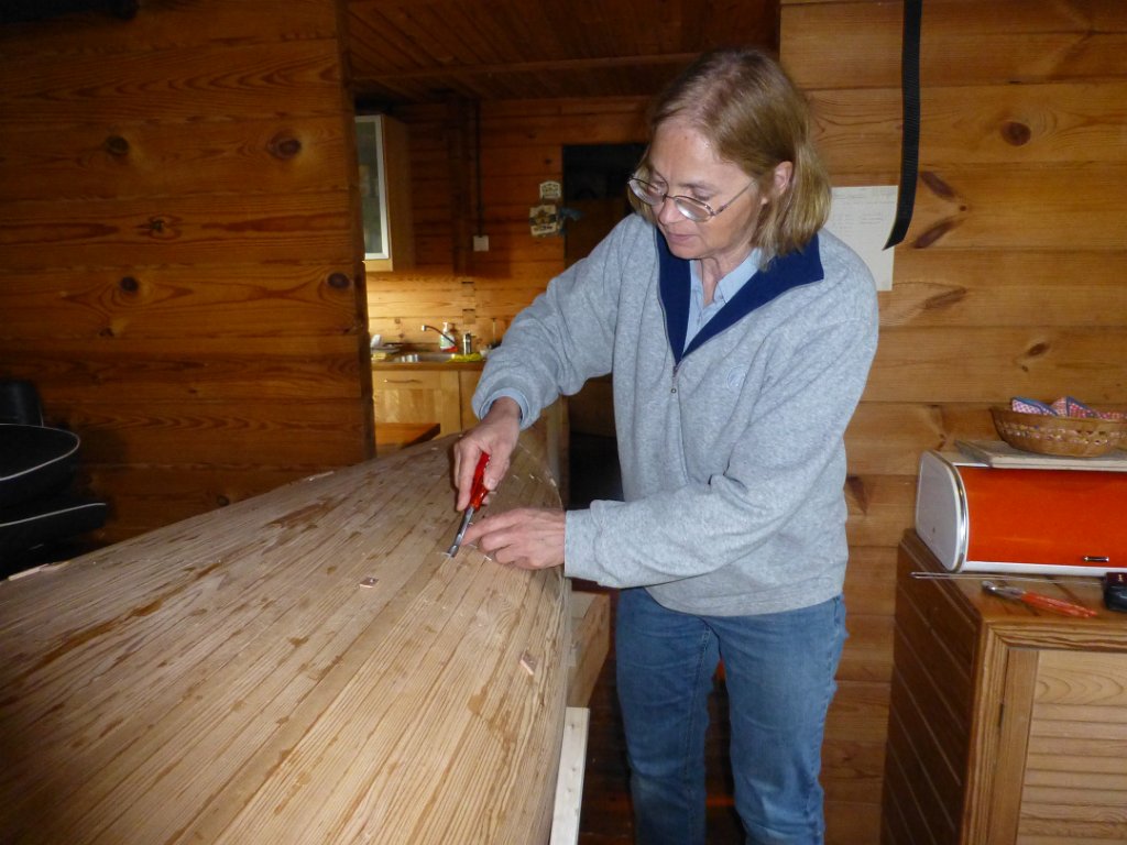 Canoe Nanette_Jockin.JPG - Nu gaan alle nietjes en schroeven eruit. We moeten de romp zover afschuren dat je de messing en groef niet meer ziet!