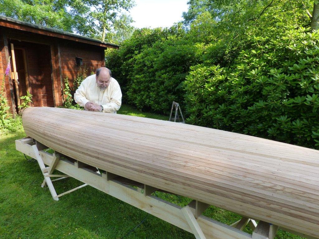 Jan Sepp.JPG - Eerst krabben we alle lijmresten weg. Fout: dat hadden we moeten doen zodra de lijm droog was maar nog niet keihard. Nu is het veel meer werk.