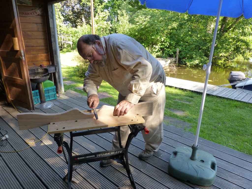 P1040369.JPG - Prachtig, maar keihard! Het zagen kost enorm veel moeite, onze decoupeerzaag loopt na een centimeter (letterlijk) warm. Het kost twee dagen om het juk uit te zagen en bij te vijlen.