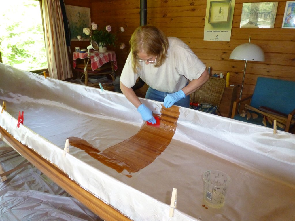 P1040432.JPG - En dan kan de binnenkant ook in de epoxy. De wasknijpers houden zolang de mat op zijn plaats.