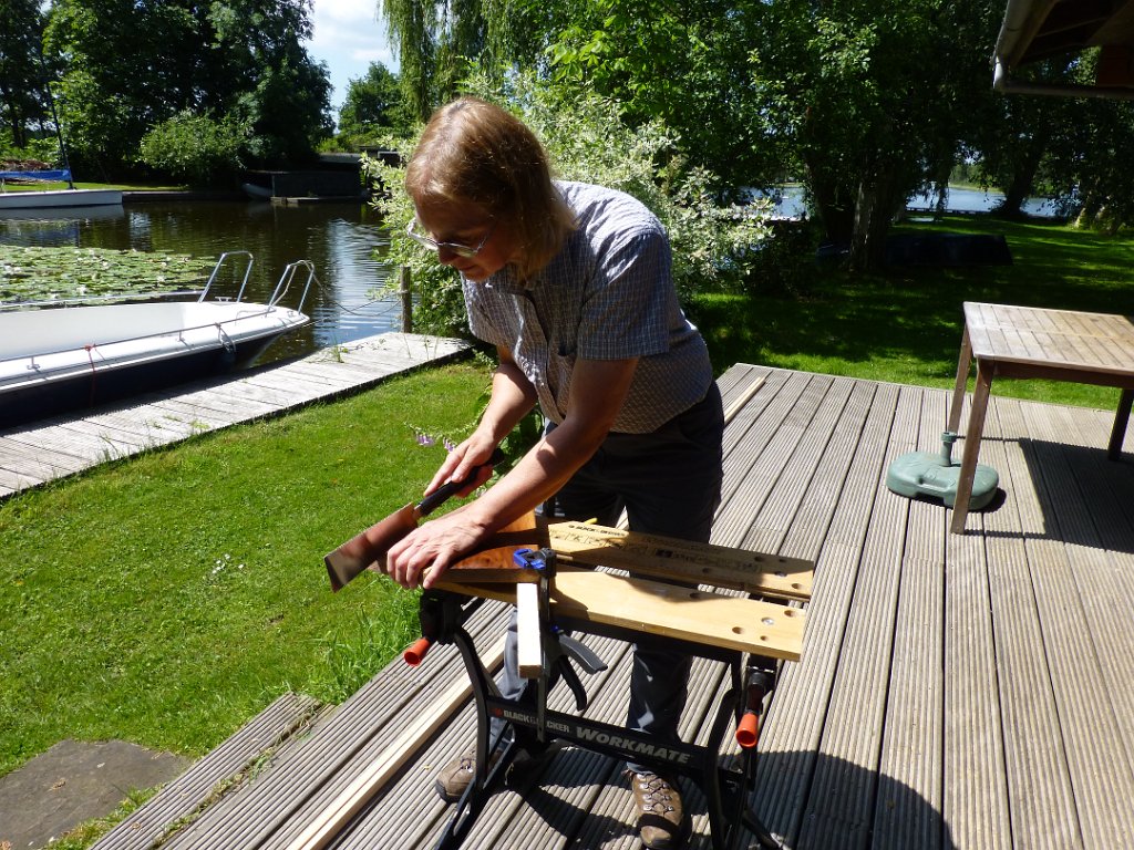 P1040592.JPG - Vervolgens het dekje heel zorgvuldig op maat bijzagen