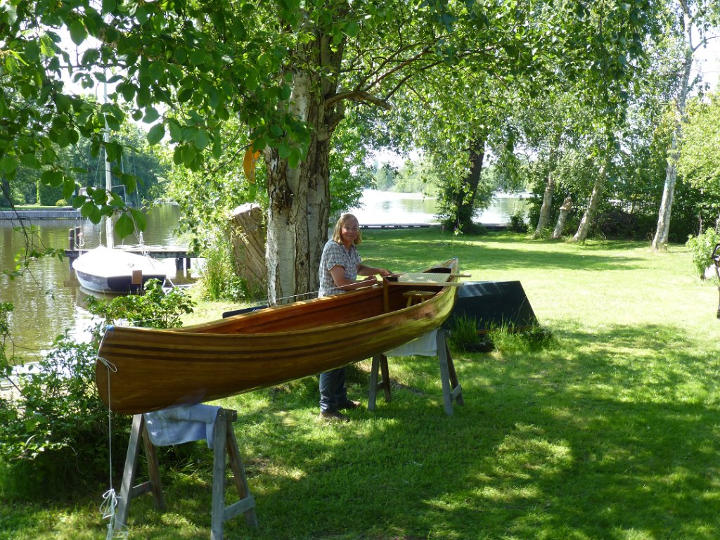 P1060609.JPG - Inmiddels in het al weer zomer (2015). Nu moeten de bankjes in de boot. Afpassen ...