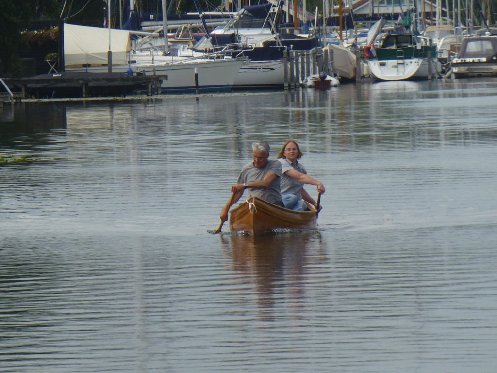 P1100114.JPG - Iedereen met een beetje bootgevoel kan zo meevaren. Robert en Nanette.