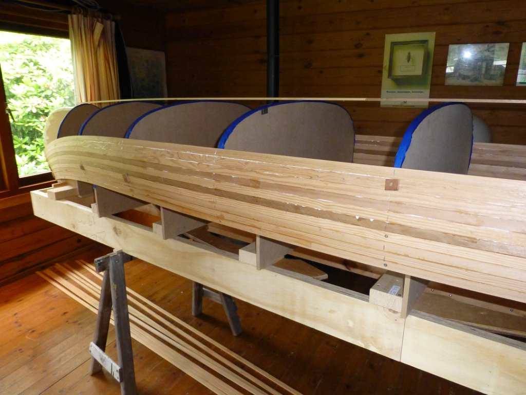 Wabnaki Canoe Build 04.JPG - ... en dan komt er een schroef aan te pas, met een hulpstukje tussen de scrhoefkop en de lat, zodat we de lat niet beschadigen.