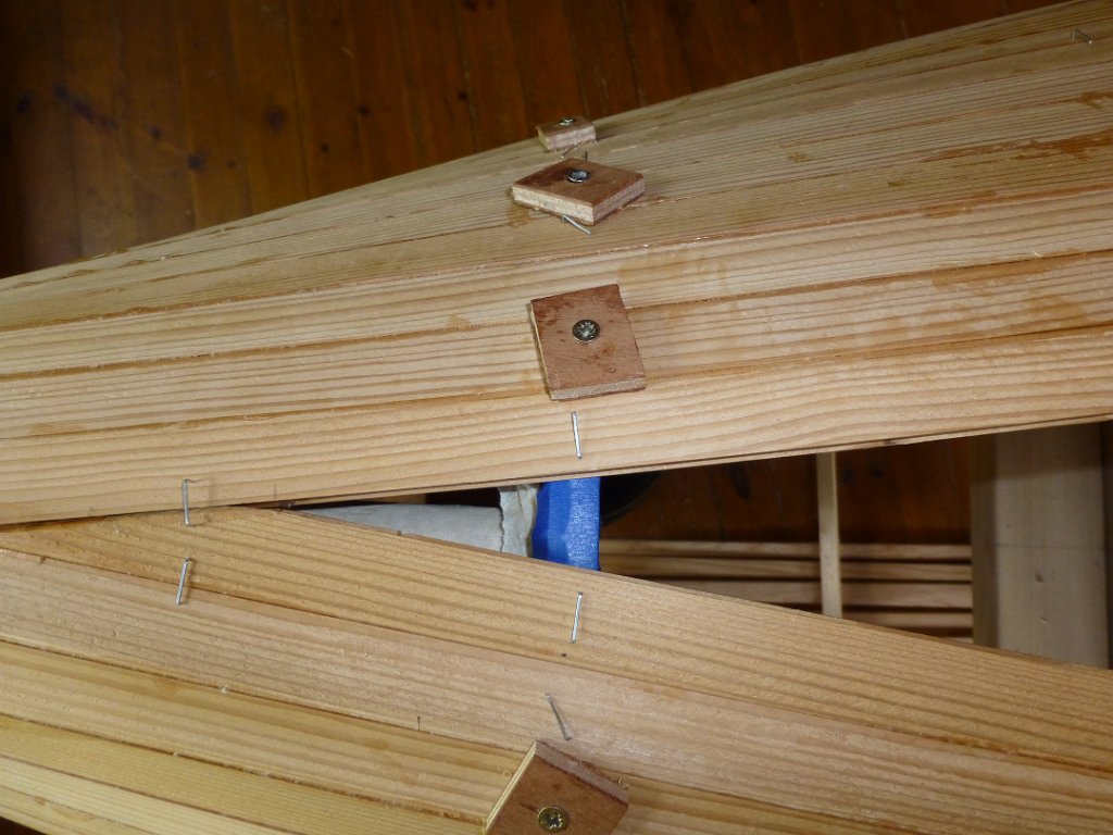 Wabnaki Canoe Build-09.JPG - De boegjes zijn dicht, de kimmen zijn genomen. Nu zetten we om en om de latten in de bodem, wat een fraai visgraatmotief geeft.