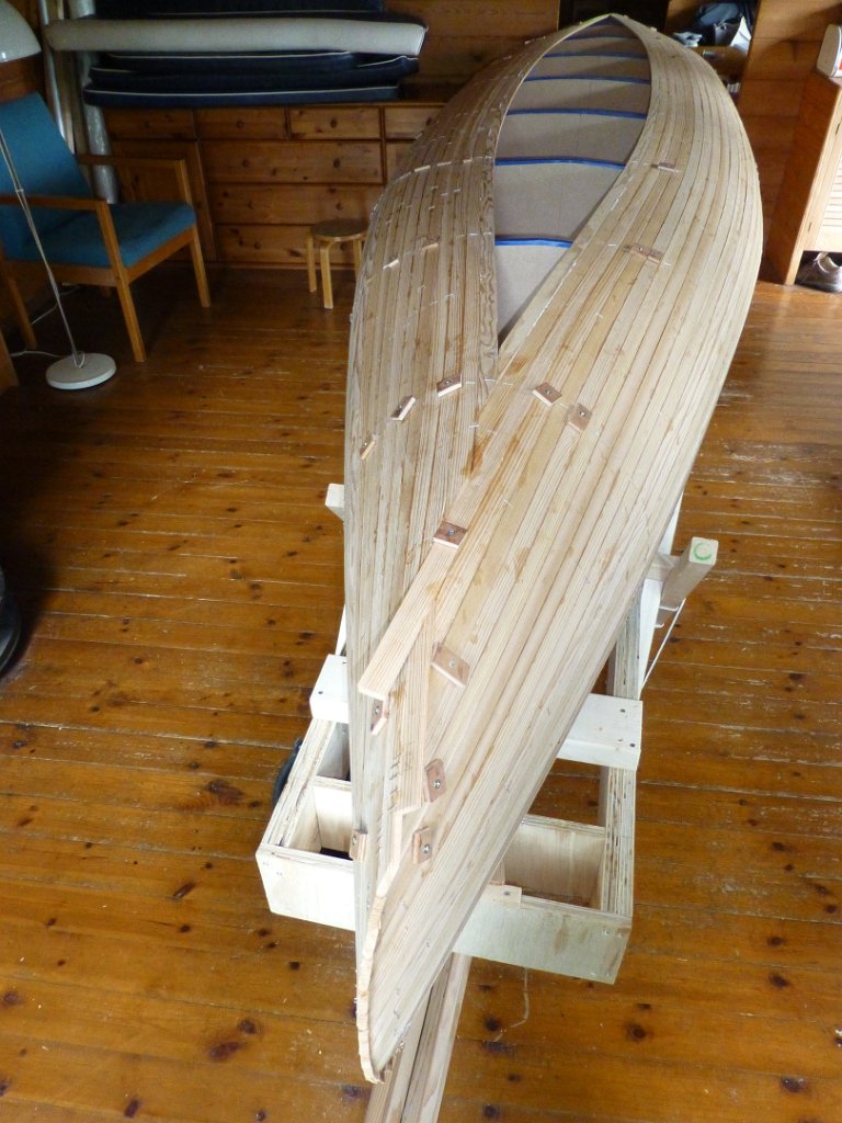 Wabnaki Canoe Build-11.JPG - Aan beide kanten steekt de laatste echte boeglat nog uit.