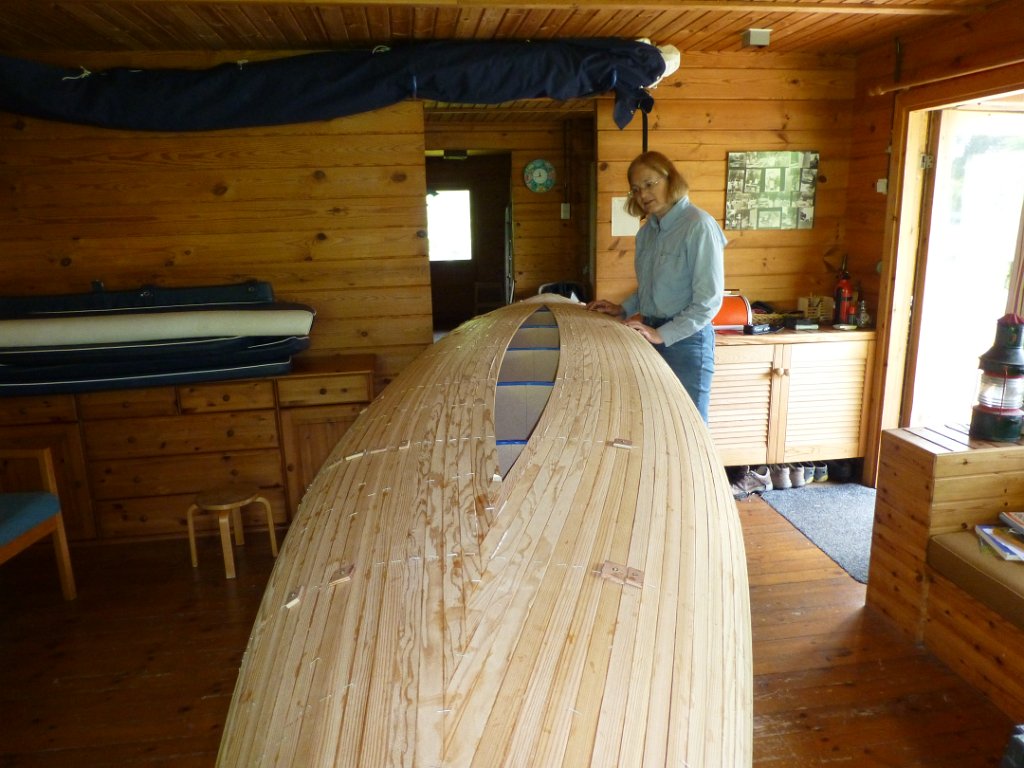 Wabnaki Canoe Build-12.JPG - De laatste paar latten zijn het moeilijkst. Gelukkig heeft MacBoat ons ook een aantal latten geleverd zonder messing en groef.