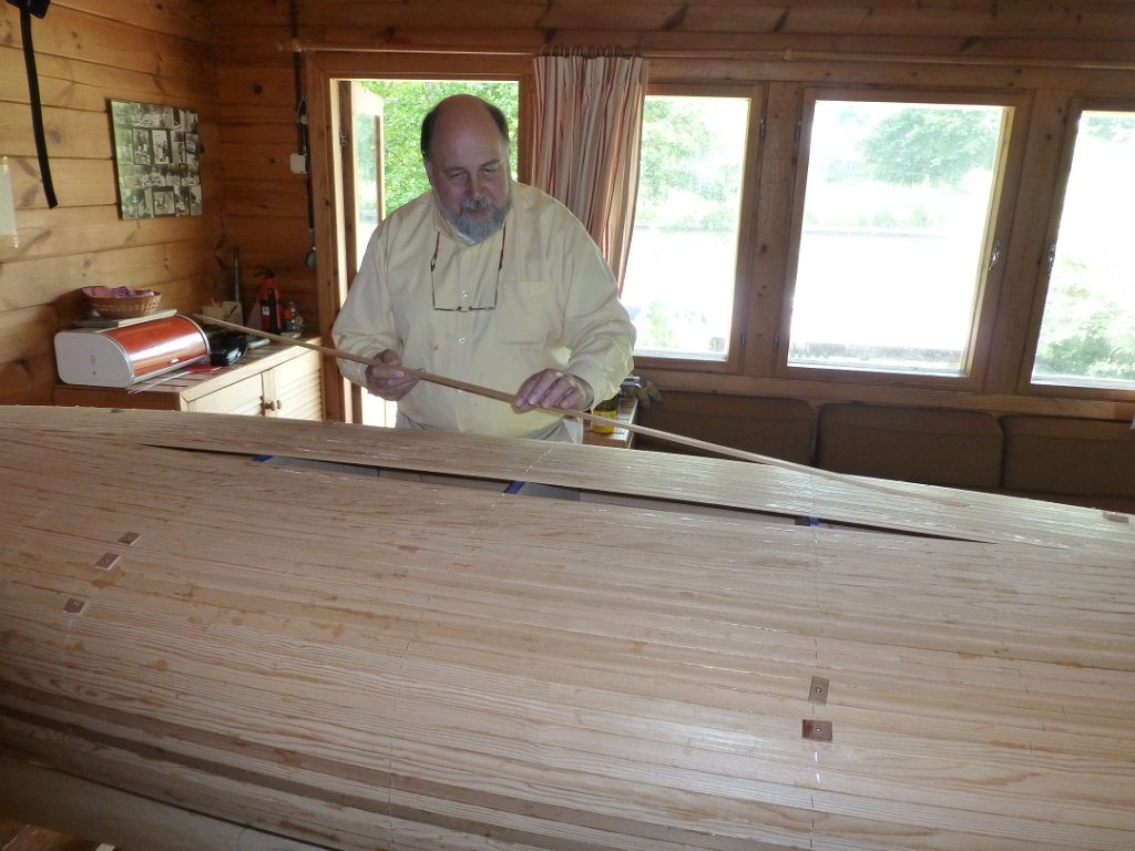Wabnaki Canoe Build-13.JPG - Het allerlaatste gat is net iets breder dan één latje. We besluiten er twee aan elkaar te lijmen en op maat uit te zagen.