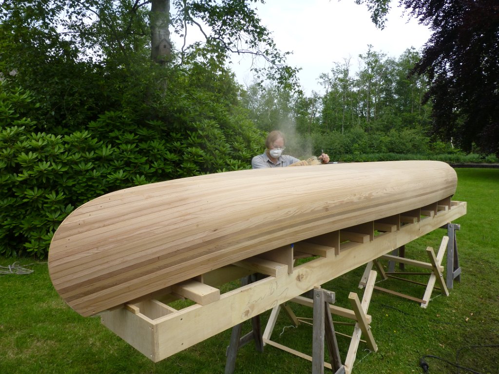Wabnaki houtje canoe sanding.JPG - We moesten wel naar buiten, anders had het hele huisje onder het stof gelegen.