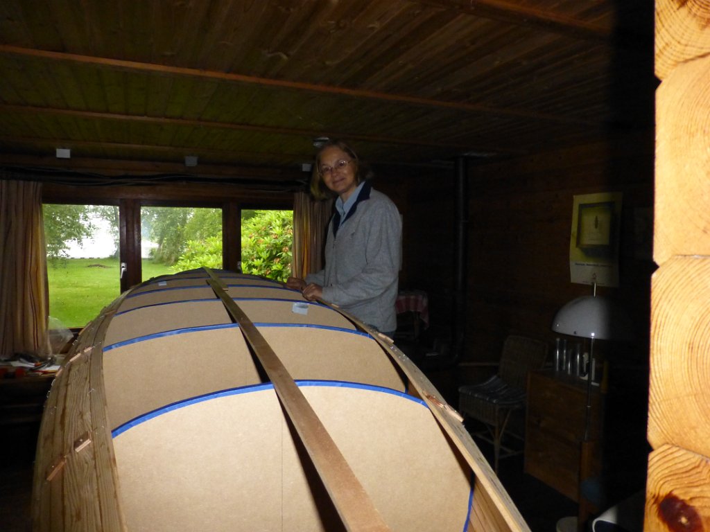 Wabnaki kano Bouw 07.JPG - Zo langzamerhand moeten we boven onze macht werken. We gebruiken een trapje, maar dat is niet optimaal.
