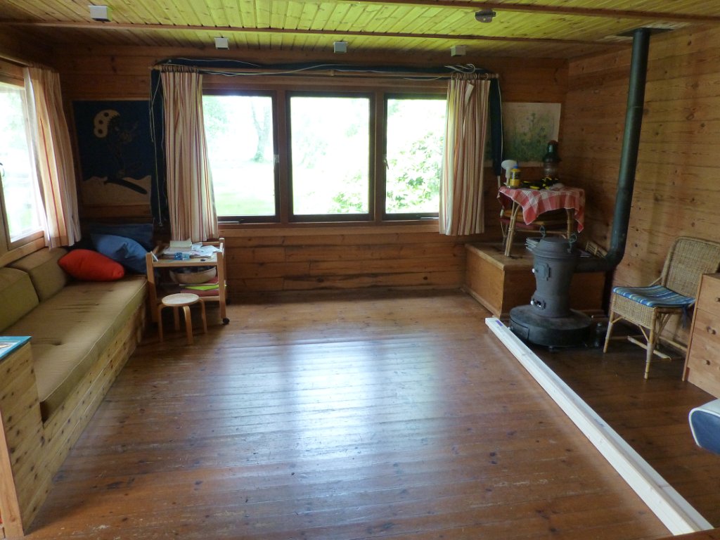Werkruimte.JPG - De woonkamer van het zomerhuisje van de Jockins is de komende drie weken Scheepswerf De Luihannes. Nauwkeuriger: de woonkamer en een deel van de keuken.