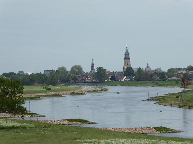 P1000030.JPG - We steken de IJssel over bij Zutphen.
