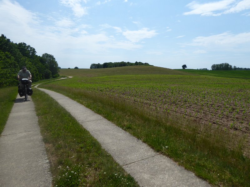 P1000293.JPG - Dit was vroeger het landgoed van Erich Honecker. Jawel, de leider van de DDR had een eigen landgoed! Nu mogen wij er ook fietsen. Dit soort halverharde betonwegen kom je ook heel veel tegen. 