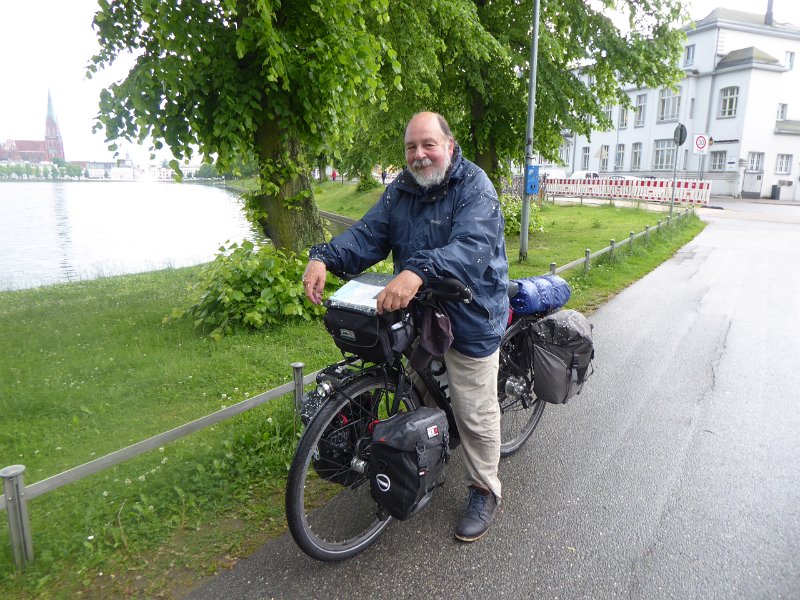 P1000358.JPG - Dan klaart het op. Achter de bui aan rijden we Schwerin binnen.  Als we een keer fout rijden en ons tussen de meidoorns door moeten wurmen zijn we beiden wit gespikkeld van de bloesem.