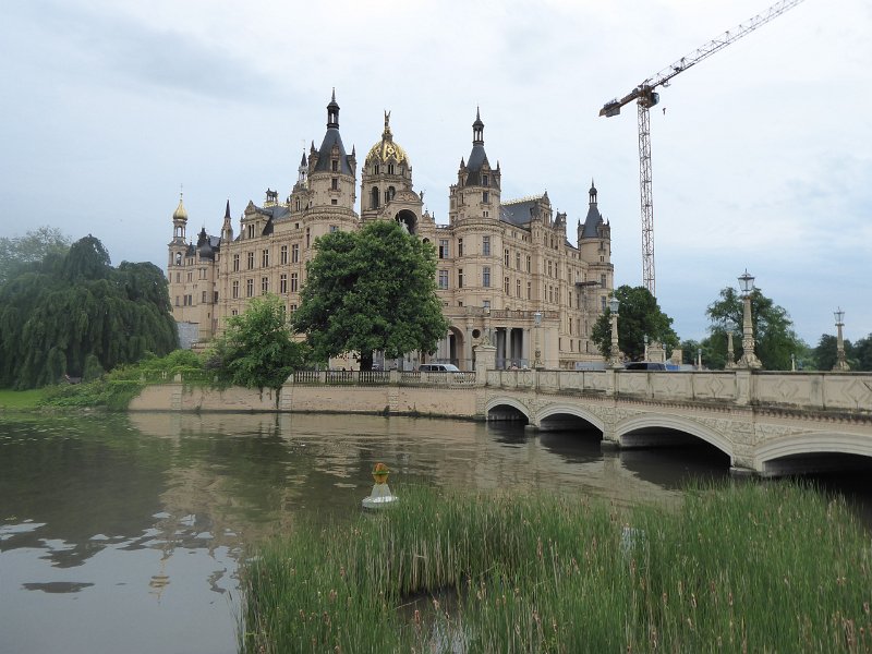 P1000377.JPG - Het kasteel van Schwerin. Een suikertaart met gouden daken.  Thans zetel van het deelstaatparlement. Maar je mag er gewoon omheen fietsen.