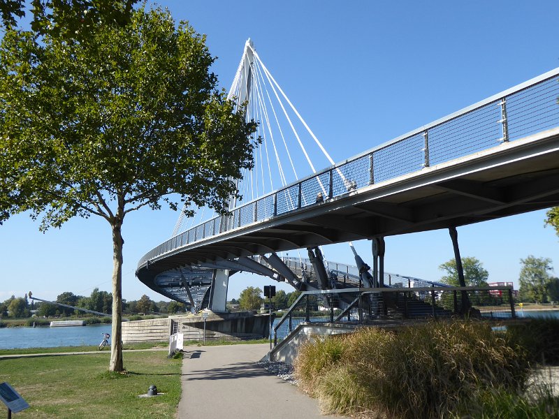 P1030273.JPG - de Passerelle des Deux Rives, een spectaculaire fietsbrug over de Rijn. Aan de ene kant Frans, aan de andere kant Duits.
