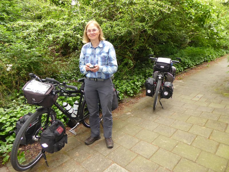 P1010876_voorVertrek.JPG - Voor vertrek en na terugkomst maken we altijd een foto. Nanette met GPS in de hand.