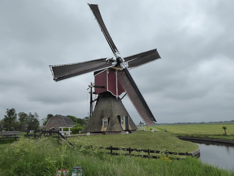 P1010881_windmolenKouderkerk.JPG - We steken dwars door het groene hart. Later zou blijken dat deze tocht in het kader staat van wind- en watermolens. Dit is windmolen "De Bok" bij Kouderkerk aan de Rijn.