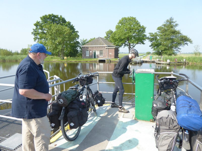 P1010901_Voetveer-VlaardingseVaart_Maassluis.JPG - De volgende dag begint met een zelfbedieningspontje bij Vlaardingen. Twee andere fietsers zijn er eerst. Zij stáán erop het pontje te bedienen "want jullie moeten nog zo ver".