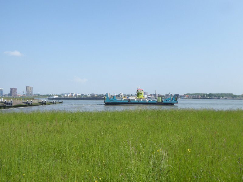 P1010911_Veer-Maassluis-Rozenburg.JPG - We nemen de pont van Maassluis naar Rozenburg.