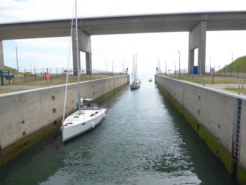 P1010926_Sluis-Neeltje_Jans.JPG - We zitten inmiddels op de LF1, de Lange afstands Fietsroute langs de kust. Die brengt ons over de dammen. De schutsluis in de Oosterscheldedam, nu eens van het land af bezien.