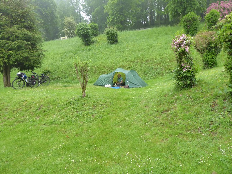 P1010997_Camping-Montreuil.JPG - Die nacht slapen we op een mooie plaats - een eigen terras - op de camping in Montreuil-sur-Mer. We willen er een dag blijven, maar het is regenachtend en koud. Dan maar liever fietsen.