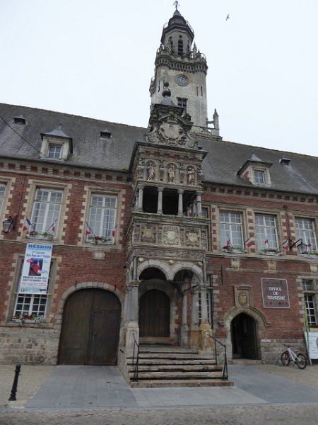 P1020012_Hesdin-Stadhuis.JPG - Hesdin was ooit rijk: de burgemeester kon er de bevolking toespreken vanaf een galerij in het stadhuis.