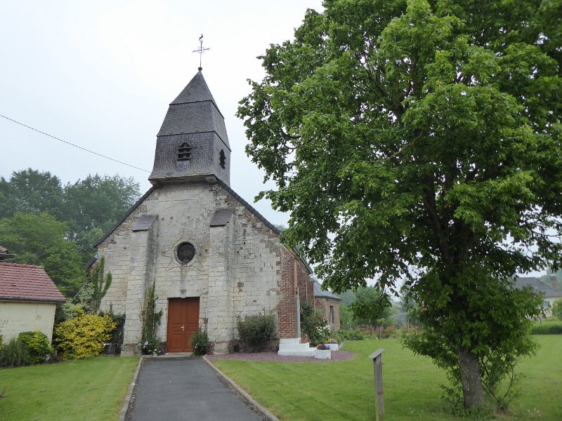 P1020021_Aubrometz-kerk.JPG - Ik was de Engelsen nog vergeten toe ik de vreemde overheersers opsomde. We rijden vlak langs Azincourt ... maar er waren ook vreedzamer reizigers. De kerk in Aubrometz is gewijd aan Thomas à Beckett. 