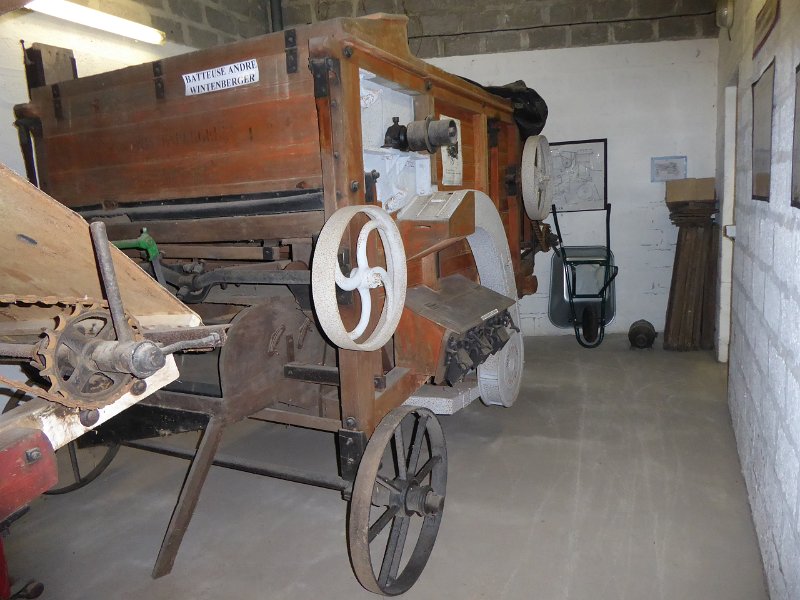 P1020030_Frévent-Museum.JPG - Dorsmachine in het Wintenberger museum. Het was nèt het Museum van In- en Uitheemse Voortbrengselen.