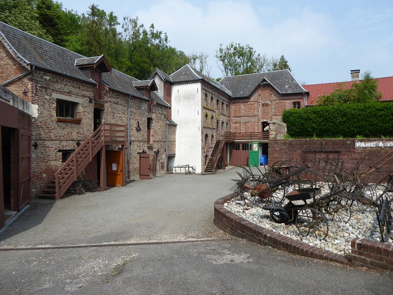 P1020031_Frévent-Museum.JPG - De binnenplaats van de oude fabriek, nu museum. Je kunt zien dat de fabriek in stadia gegroeid is. Het gebouw met de witte zijkant is de oude watermolen, nu onttakeld.