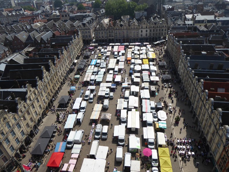 P1020059_Arras-PdHeros-Markt.JPG - We beklimmen natuurlijk het Beffroi. Arras is in WO-II grotendeels platgebombardeerd en misschien wel té mooi weer herbouwd. Eén voordeel: er zit een lift in de toren. Zaterdag, het is markt. 