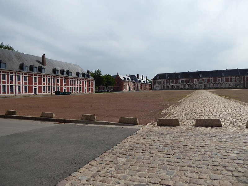 P1020068_Arras-Citadel.JPG - Kennelijk is er in de loop der eeuwen in de citadel een en ander vertimmerd, maar hij is nog steeds heel ruim.