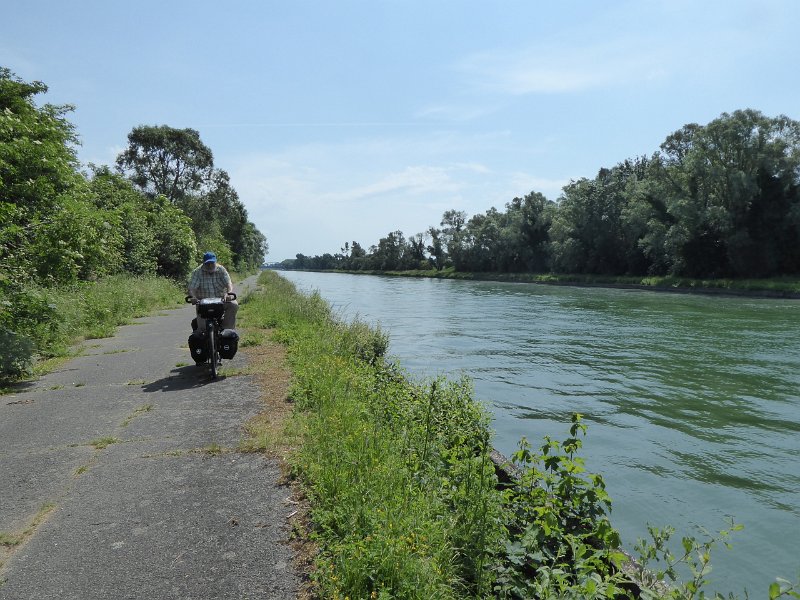P1020115_Aubigny-CdlaSensée-JS.JPG - Het jaagpad langs het Canal de la Sensée