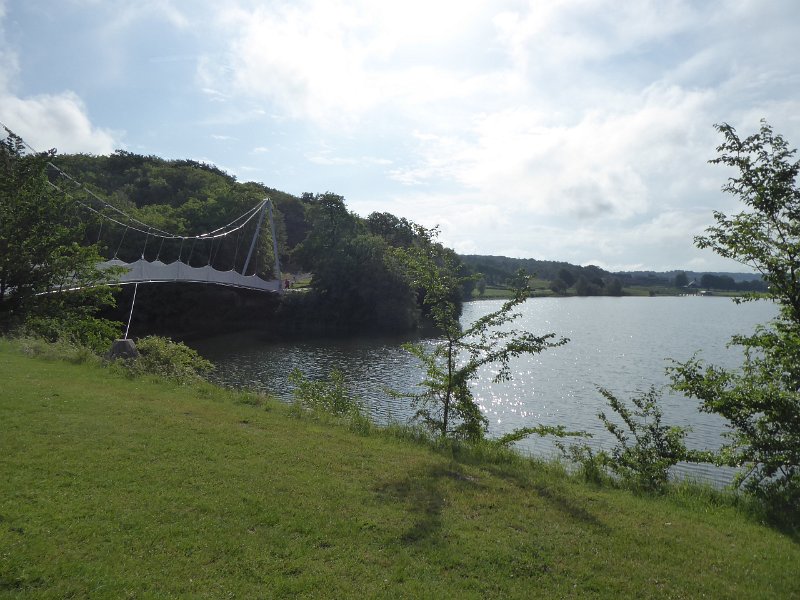 P1020149_ValJolie-Hangbrug.JPG - Die nacht slapen we aan het Lac du Val Jolie. We krijgen de zwaarste onweersbui over ons heen die we ooit kamperend meegemaakt hebben. Storm! Bakken water! Maar de tent blijft keurig droog. 