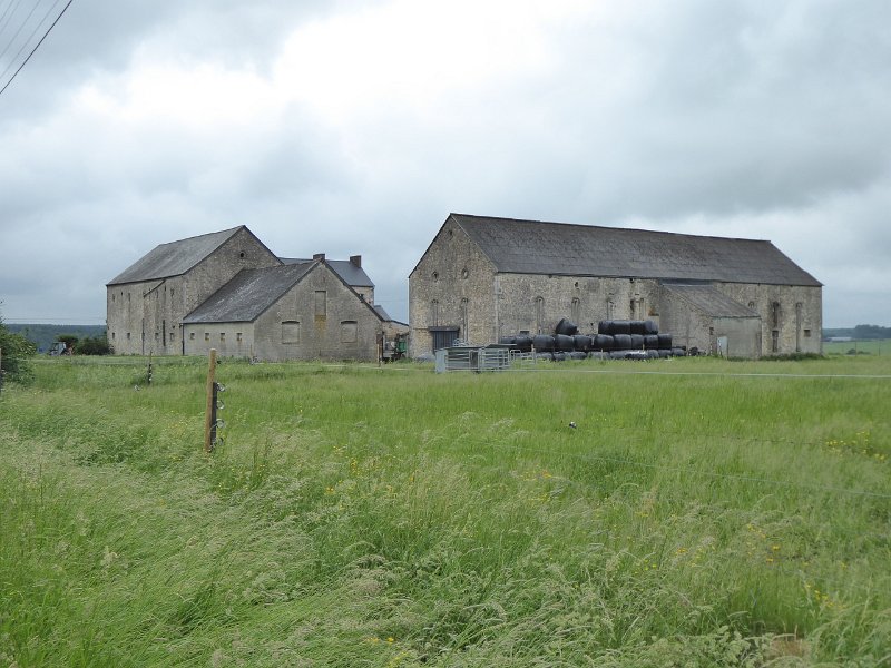 P1020156_grens-BF-Kasteelboerderij.JPG - De grens verloopt nog altijd grillig: ineens zitten we weer in België, nabij Chimay. Een versterkte boerderij aan die kant.